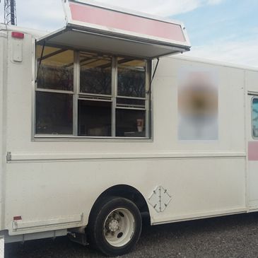 2000 Freightliner Food Truck with Cummins Diesel