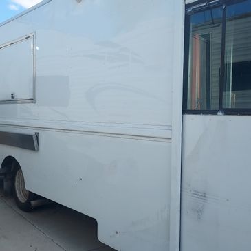 27-ft 2004 Workhorse for Sale